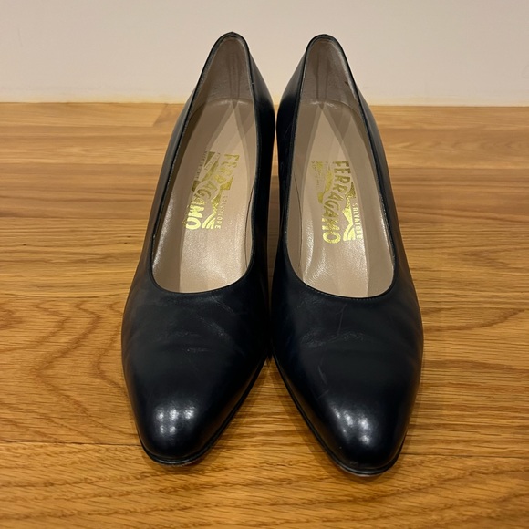 Vintage ferragamo heels in really great used condition! - Picture 2 of 8
